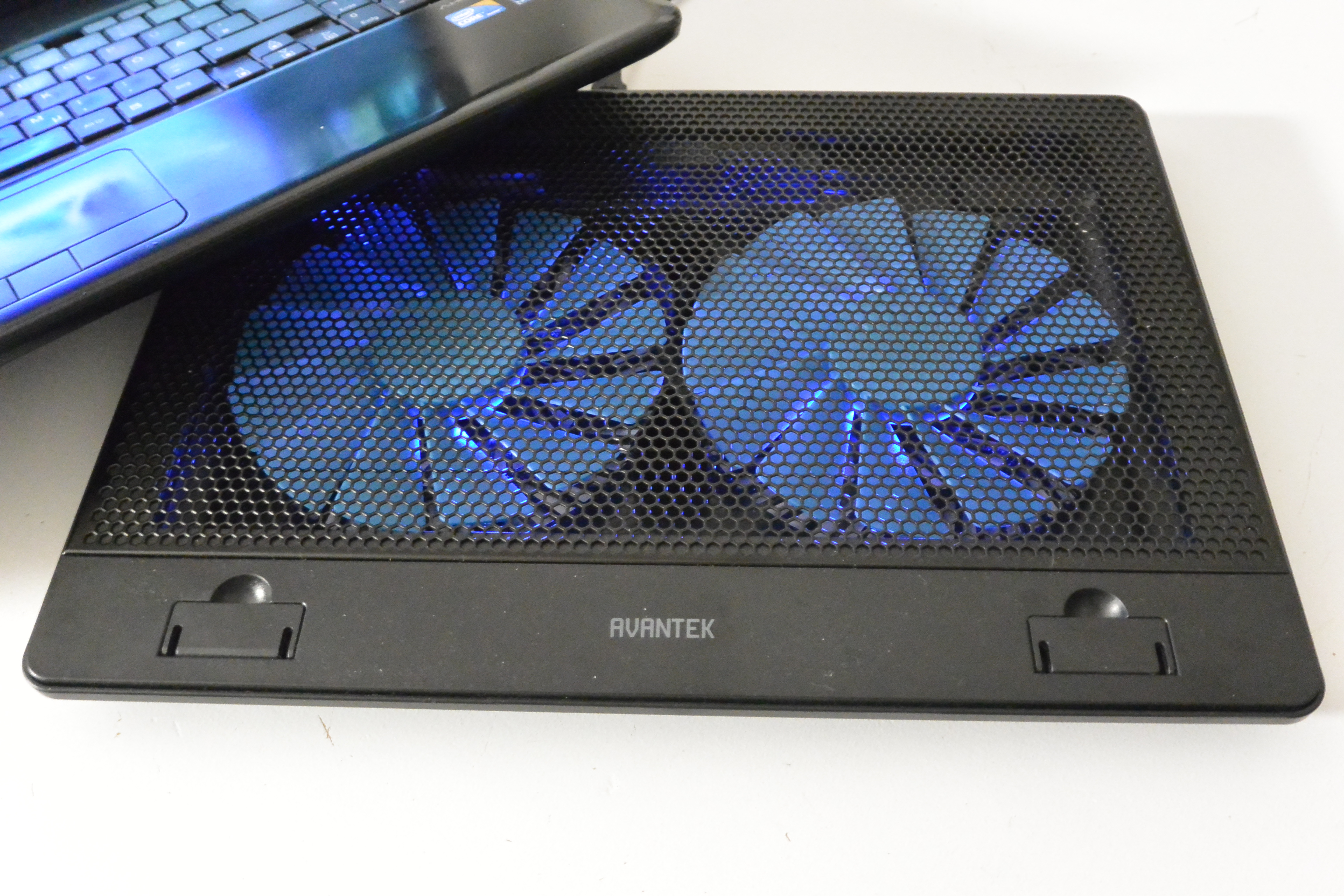 AVANTEK Laptop Kühler 2x Lüfter blaue 160 mm LED-Lüfter (15″ – 17