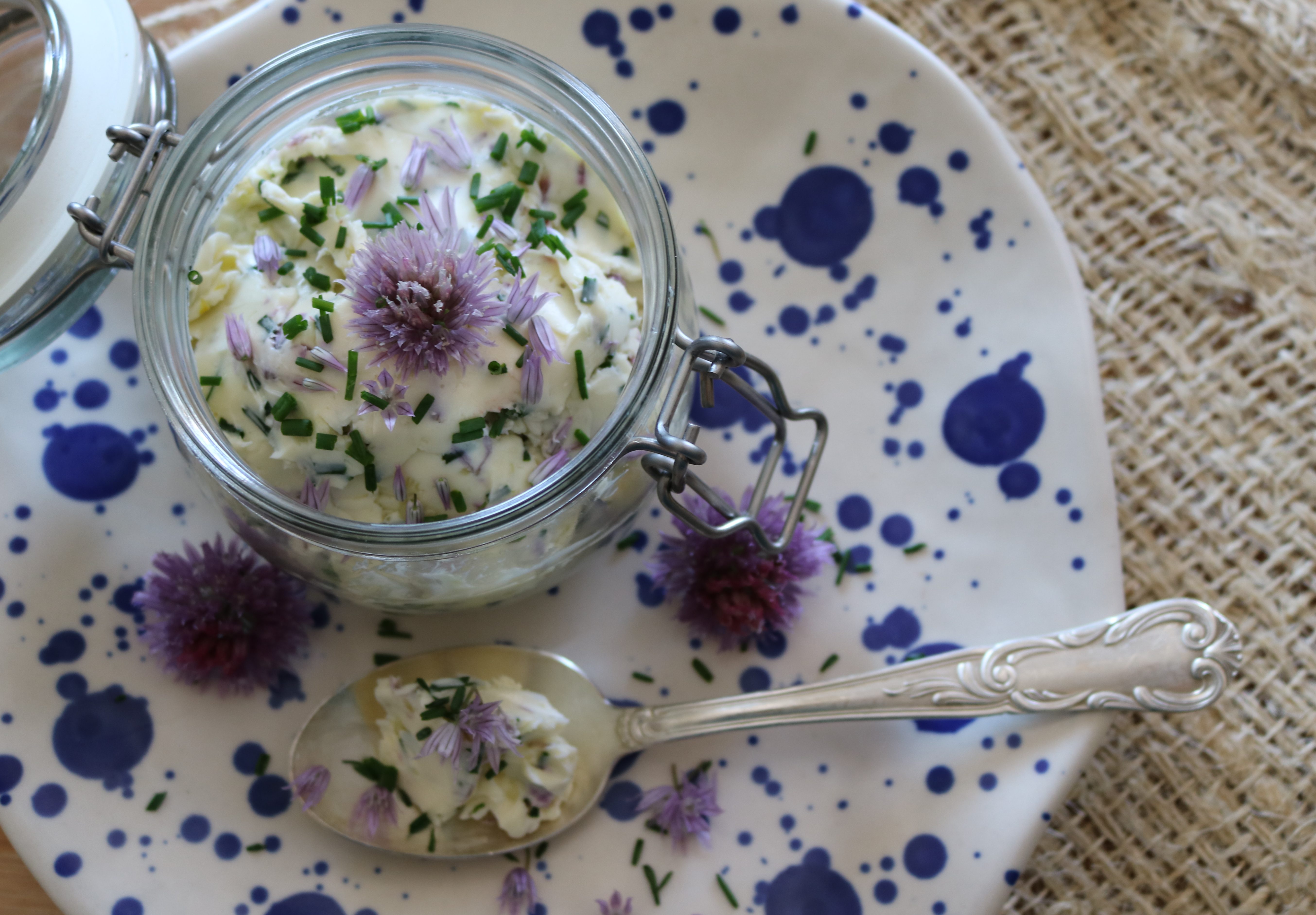 Knoblauch-Kräuterbutter mit Schnittlauchblüten #Grillen #Food #Rezept ...